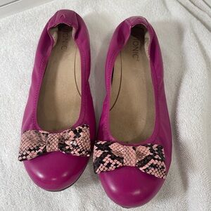 Vionic leather Zelda flats in Magenta w/Faux Snakeskin Bow - size 9.5